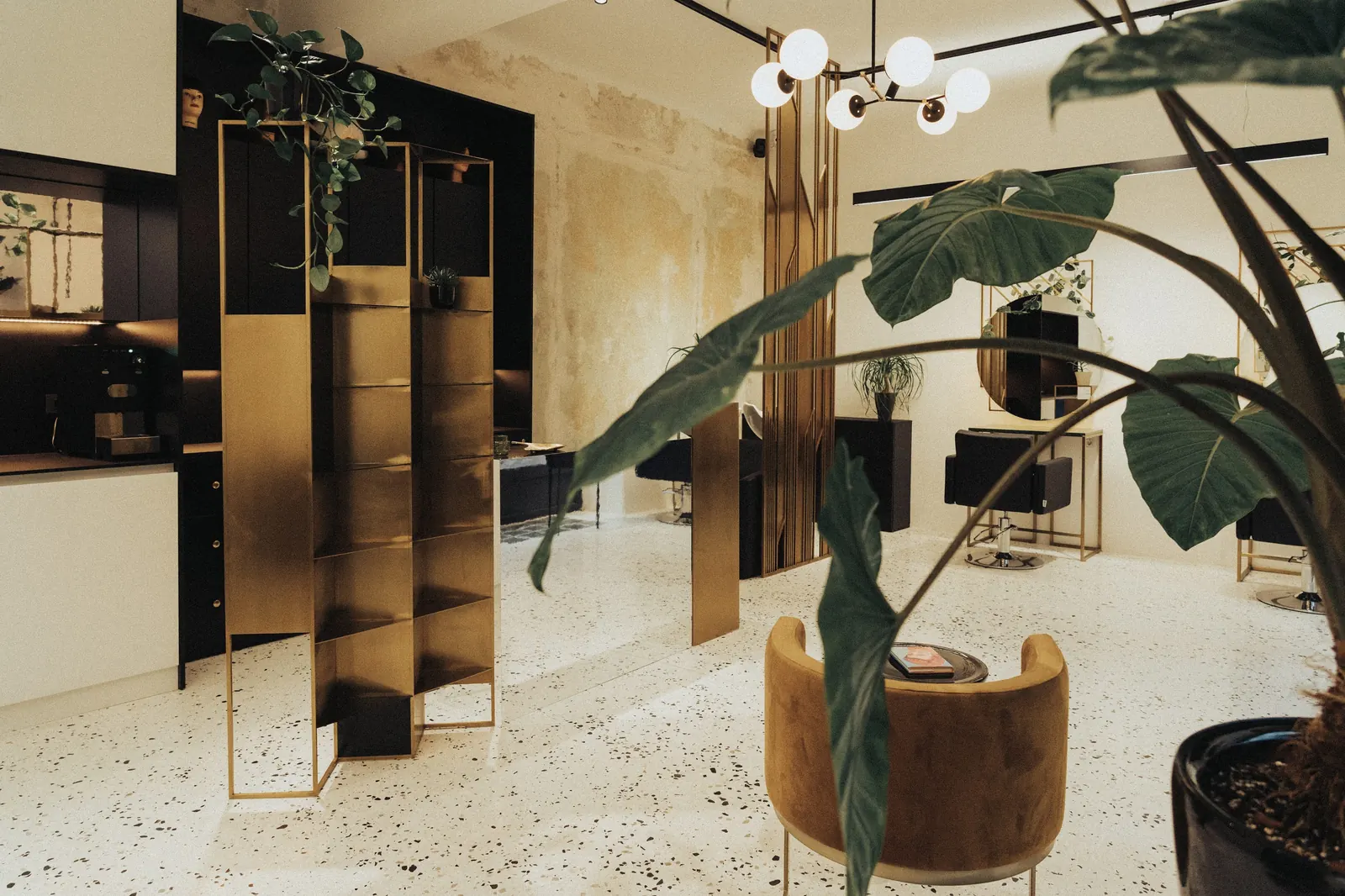 Prostor za umivanje las v salonu Simon Salon, Ljubljana